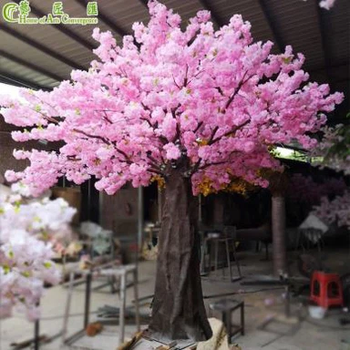 Gran árbol de cerezo en flor para la decoración